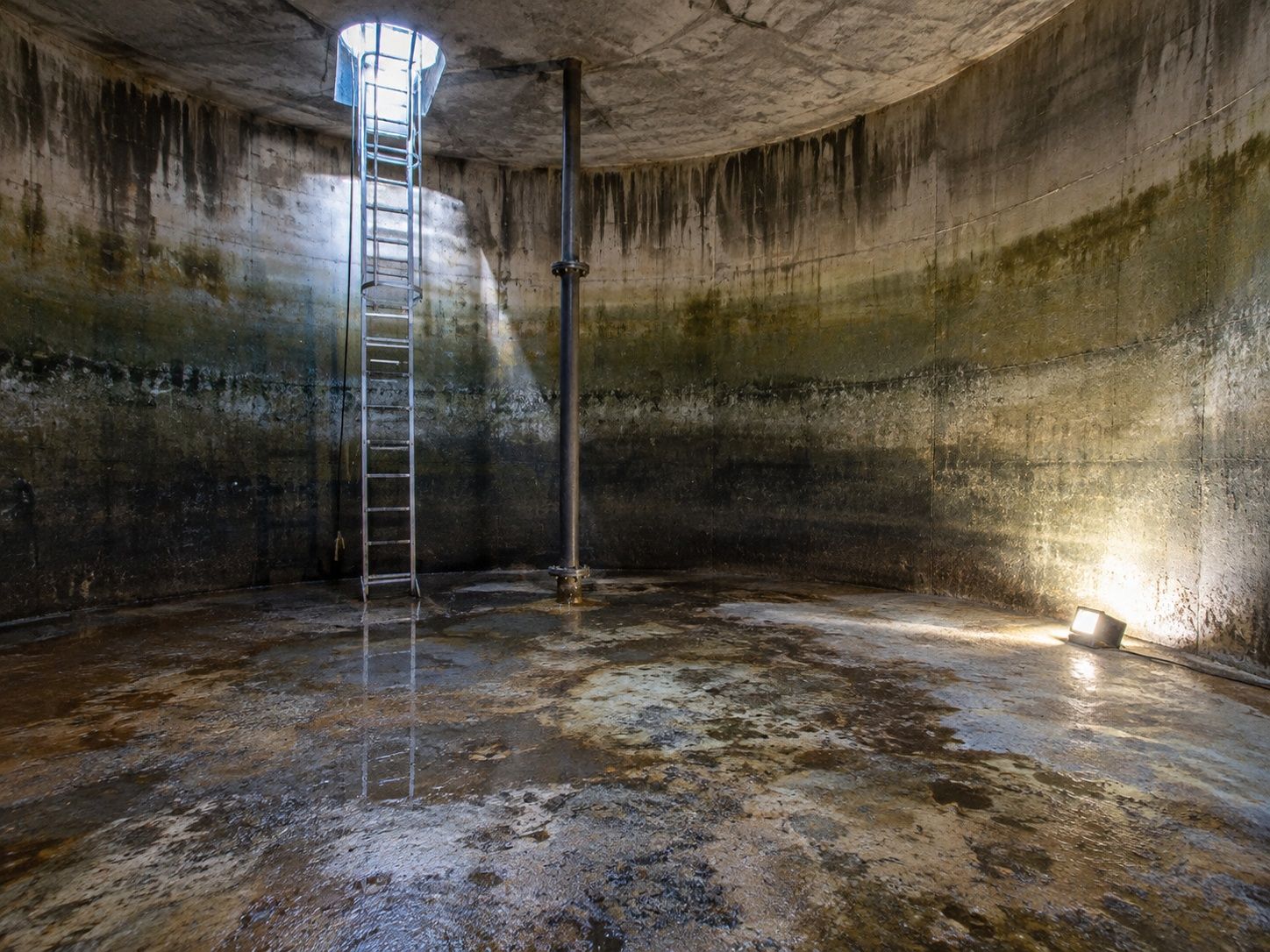 Water tank cleaning — before